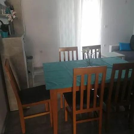 Apartman Dora باغ